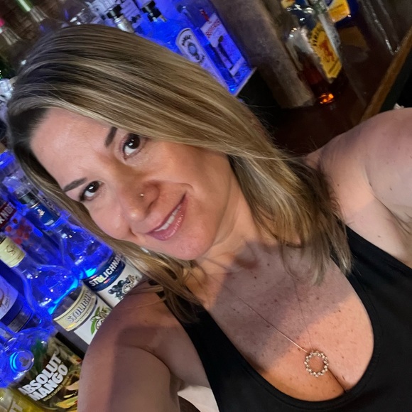 Meet your Posher, Nicole - Picture 1 of 1